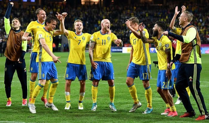 Schwedens Spieler feiern den Sieg gegen Frankreich in der WM 2018 Qualifikation am 9.Juni 2017 in Solna, Schweden. AFP PHOTO / FRANCK FIFE