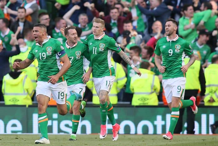 Irlands Stürmer Jonathan Walters (L) feiert sein Tor gegen Österreich im Aviva stadium in Dublin am 11.Juni  2017. Das Spiel endet 1-1 unentschieden. / AFP PHOTO / Paul FAITH