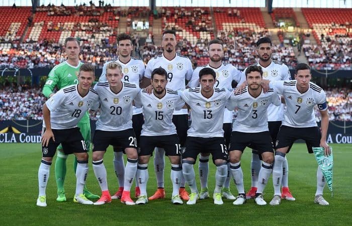 Die Startaufstellung gegen San Marino beim 7:0 - vorne: Joshua Kimmich, Julian Brandt, Amin Younes, Lars Stindl, Jonas Hector, Julian Draxler, hintern: Marc-Andre ter Stegen, Leon Goretzka, Sandro Wagner, Shkodran Mustafi, Emre Can am 10.Juni 2017. / AFP PHOTO / Christof STACHE