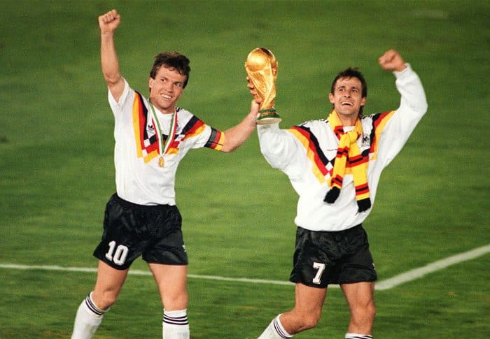 Lothar Matthäus (L) und Pierre Littbarski feiern die Weltmeisterschaft am 08. July 1990 in Rom nach einem 1:0 gegen Argentinien. AFP PHOTO / AFP PHOTO / STAFF