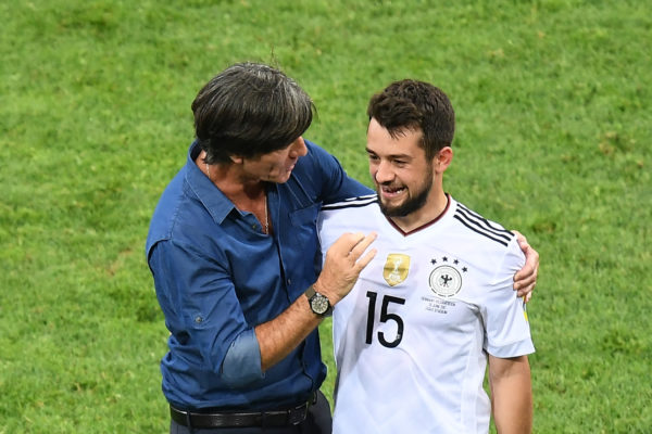 Bundestrainer Joachim Löw (L) mit Amin Younes beim Confed Cup 2017 am 25.Juni 2017. Younes trägt die Rückennummer 15 auf dem Confed Cup Trikot 2017 von Deutschland. / AFP PHOTO / FRANCK FIFE