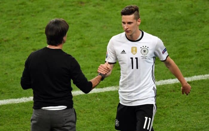 Julian Draxler mit Bundestrainer Joachim Löw gegen Polen bei der Fußball EM 2016. / AFP PHOTO / FRANCISCO LEONG