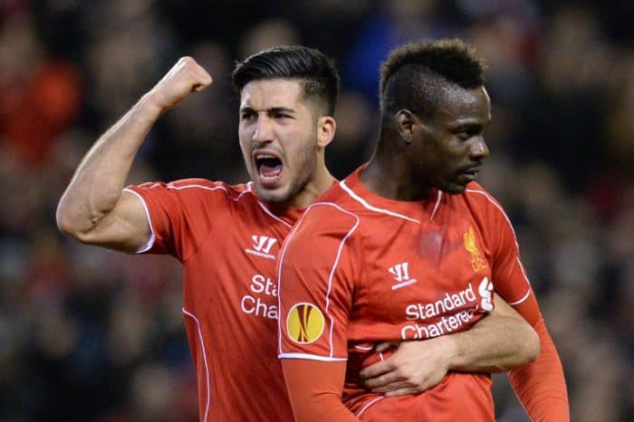 Emre Can im Trikot des FC Liverpool (L) mit Italiens Mario Balotelli (R) in der Europa League (AFP PHOTO / OLI SCARFF)