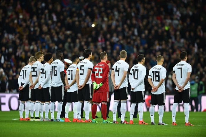 Die neuen DFB Trikots 2018 beim 1.Länderspiel mit dem Trikot in London gegen England. Gut zu erkennen die eckigen neuen Rückennummern. (Foto AFP)