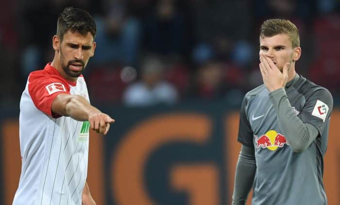 Rani Khedira, Bruder von Sami, in der Bundesliga im Trikot von FC Augsburg gegen seinen Ex-Club RB Leipzig, hier Timo Werner.