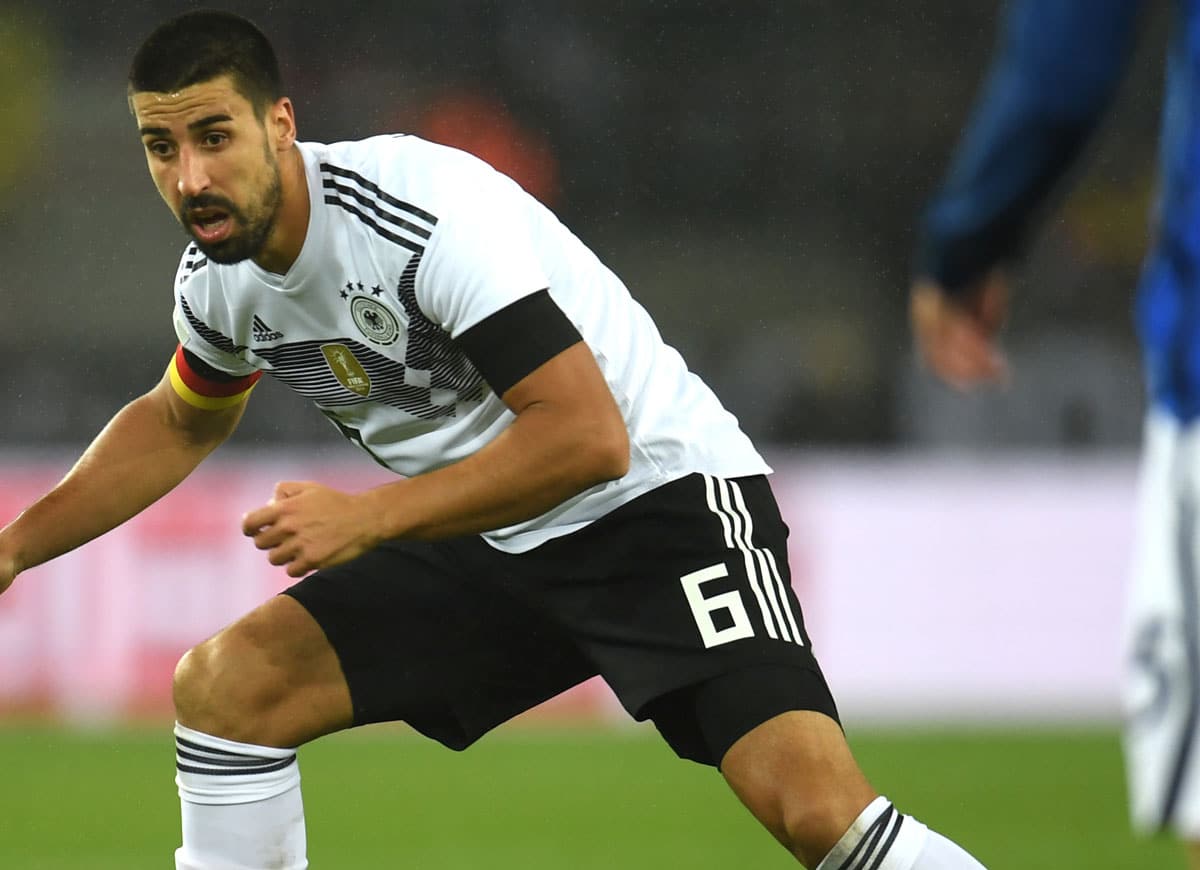 Sami Khedira im neuen DFB Trikot 2018 beim Freundschaftsspiel gegen Frankreich am 14.11.2017 in Köln. Wie immer trägt er seine Trikotnnummer 6. (Foto AFP)