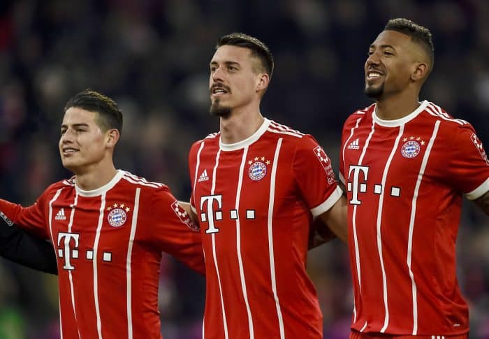 Sandro Wagner (Mitte) im FC Bayern Trikot neben seinen neuen Kollegen Boateng und James (Foto AFP)