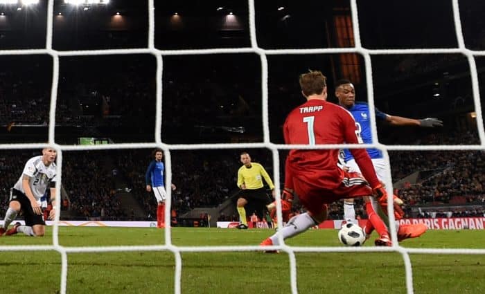 Kevin Trapp als Torwart mit der Nummer 1 - im Hintergrund die Nummer 2 Niklas Süle beim Länderspiel gegen Frankreich in Köln am 14. November 2017. / AFP PHOTO / PATRIK STOLLARZ