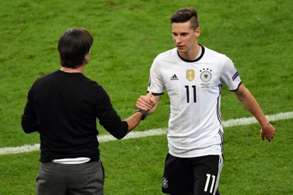 Julian Draxler (R)bei der FUßball EM 2016 gegen Polen. / AFP PHOTO / FRANCISCO LEONG