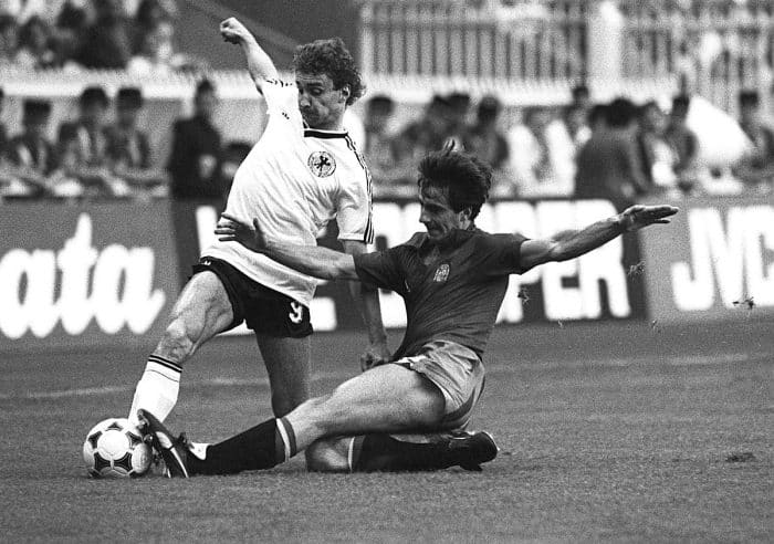 Rudi Völler (L)gegen einen Spanier bei der EM 1984 in Deutschland am 20. Juni 1984. / AFP PHOTO / STAFF