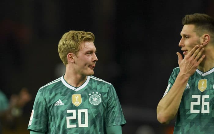 Julian Brandt (Nummer 20) und Niklas Süle (Nummer 26) nach dem Länderspiel gegen Brasilien am 28.März 2018 (Foto AFP)