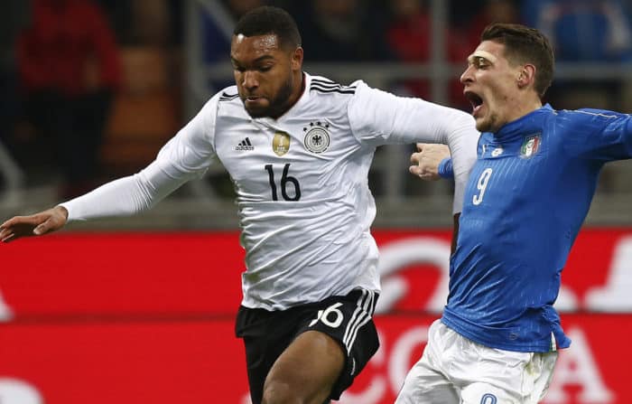 Jonathan Tah (L) gegen den Italiener Andrea Belotti am 16. November 2016 im 'San Siro Stadium' in Milan. MARCO BERTORELLO / AFP