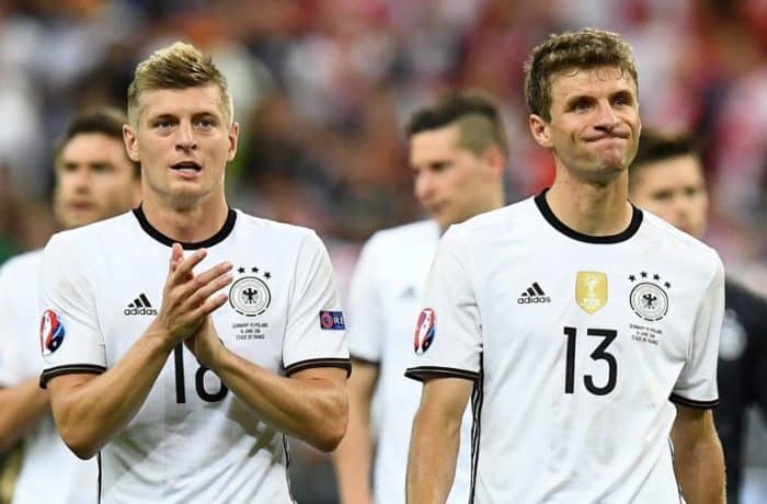 Toni Kroos (L) Thomas Müller taten ihr bestes - wurden aber nicht Europameister 2016 in Frankreich. / AFP PHOTO / FRANCK FIFE