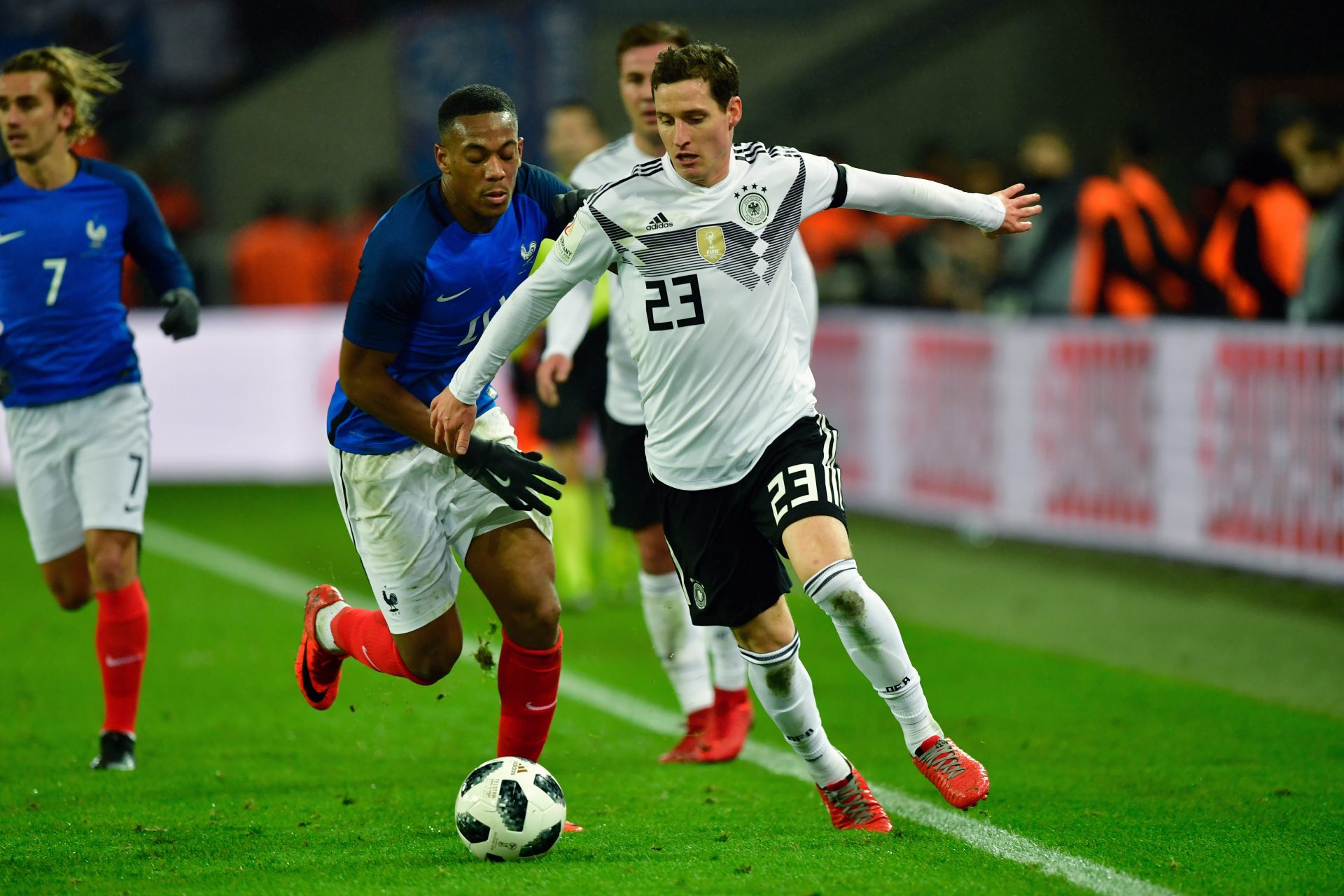 Sebastian Rudy (R) am 14. November 2017 gegen Frankreich im Länderspiel mit der Rückennummer 23. AFP PHOTO / John MACDOUGALL