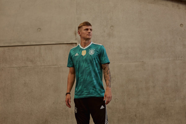 Toni Kroos im neuen Away Trikot des DFB 2018 von adidas.