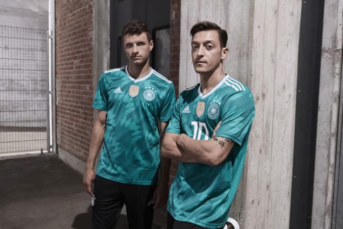 Müller und Özil im neuen grünen DFB Trikot 2018 Away.