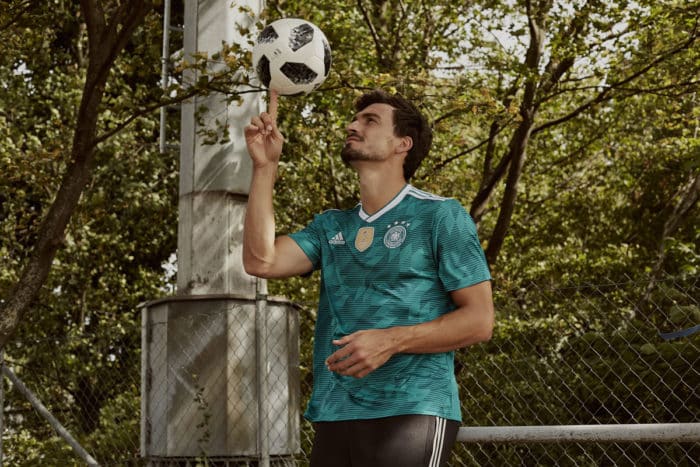 Mats Hummels im neuen grünen DFB Away Trikot 2018 von adidas.