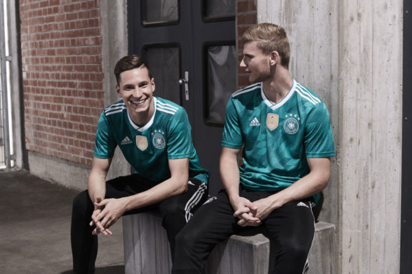 Das DFB Trikot Away in grün getragen von Julian Draxler und Stürmer Werner.