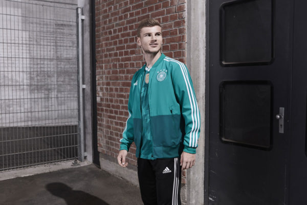 Das DFB Trikot Away mit der neuen Trainingsjacke in grün (Foto adidas)