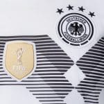 Das FIFA Weltmeisterbadge und die vier Sterne auf dem Trikot vom DFB 2018.