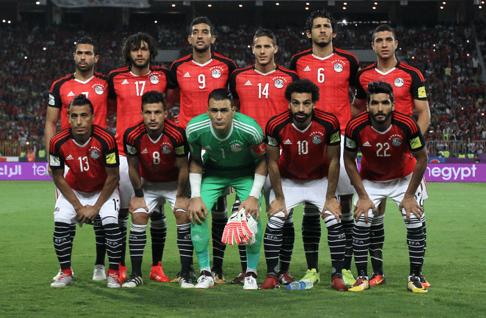 Ägypten im roten Heimtrikot von adidas bei der WM 2018 Qualifikation gegen den Kongo am 8.Oktober 2017. Deutlich zu sehen: die sieben Meistersterne für die Afrikameisterschaften. / AFP PHOTO / Mohamed El-Shahed