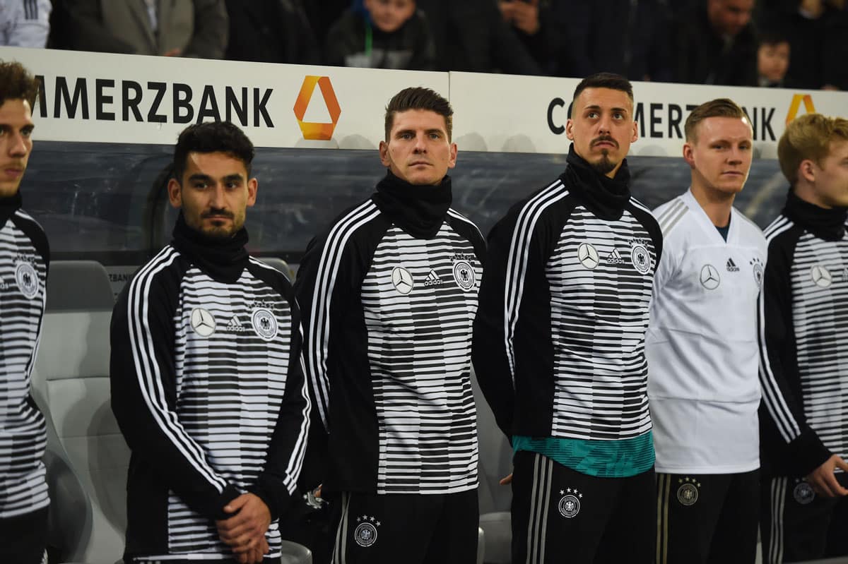 Die Bank der Nationalmannschaft in langen Pre Match Trikots "Warm-Up-Swag" des DFB 2018.
