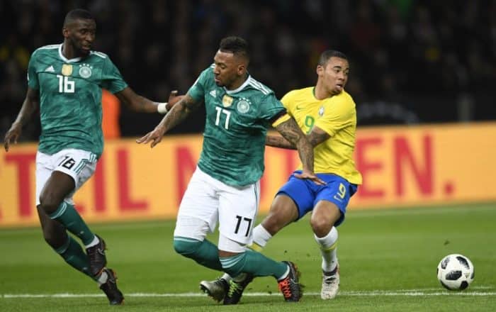 Brasiliens Torschütze zum 1:0 Gabriel Jesus gegen Antonio Rüdiger (L) und Jerome Boateng im neuen deutschen Away-Trikot am 28.März 2018 gegen Brasilien / AFP PHOTO / ROBERT MICHAEL