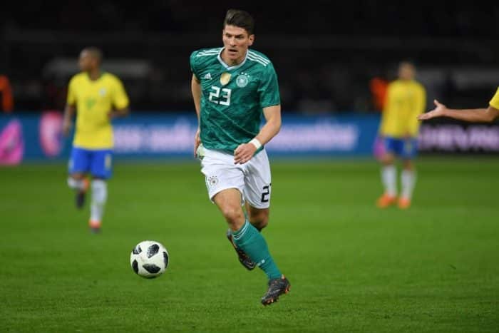 Mario Gomez beim Länderspiel in Berlin am 28.März 2018 im neuen DFB Away Trikot mit der Trikotnummer 23. / AFP PHOTO / Patrik STOLLARZ