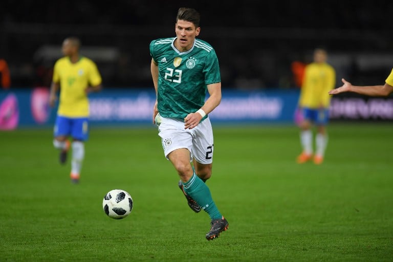 Mario Gomez beim Länderspiel in Berlin am 28.März 2018 im neuen DFB Away Trikot mit der Trikotnummer 23. / AFP PHOTO / Patrik STOLLARZ