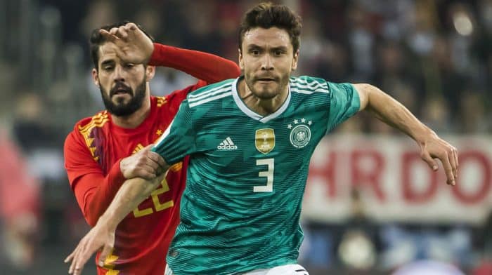 Jonas Hector mit der Nummer 3 im neuen Away-Trikot gegen Spaniens Isco am 23.März 2018. ODD ANDERSEN / AFP