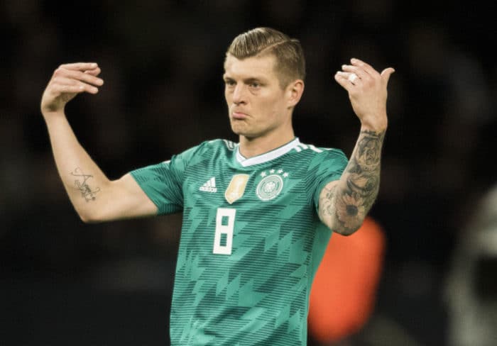 Toni Kroos mit seiner Lieblingsnummer 8 auf dem neuen Away Trikot von Deutschland beim Testspiel gegen Brasilien im März 2018. (Foto AFP)