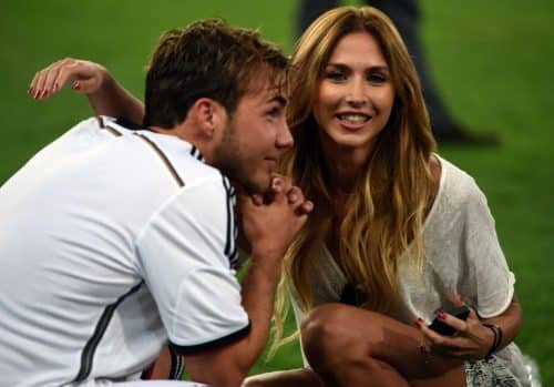 Mario und Ann-Kathrin im Maracana Stadium in Rio de Janeiro, Brazil, am 13.Juli 2014 nach dem Gewinn der Weltmeisterschaft. AFP PHOTO / PATRIK STOLLARZ