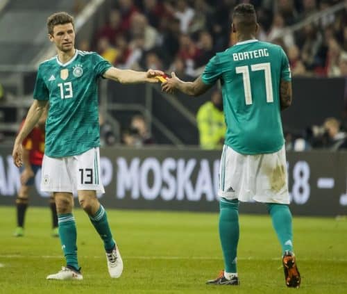 Thomas Müller mit der Nummer 13 im neuen Away Trikot händigt bei seiner Auswechselung gegen Spanien die Kapitänsbinde an Jerome Boateng. AFP PHOTO / ODD ANDERSEN