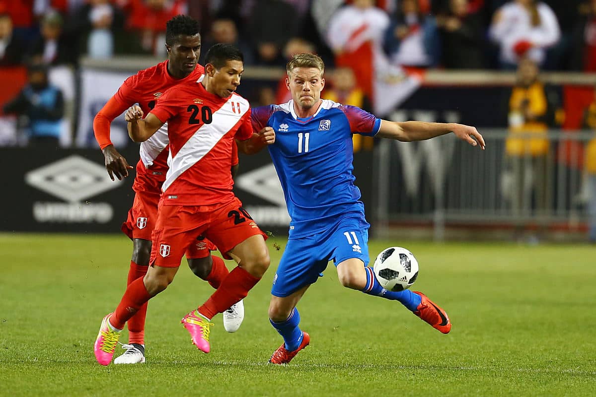 Island im neuen WM Trikot in balu von Errea - hier beim Test-Länderspiel gegen Peru Ende März 2018 (Foto AFP)