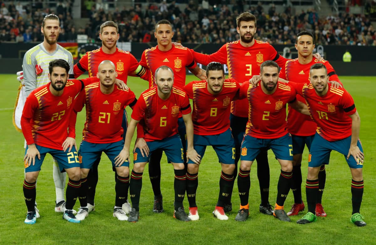 Die Startaufstellung beim Länderspiel Deutschland gegen Spanien am 23.März 2018 - Spanien spielt in den neuen WM-Trikots von adidas in rot. AFP PHOTO / Odd ANDERSEN