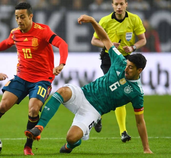 Spaniens Thiago Alcantara (C) und Sami Khedira (R) im Kampf um den Ball am 23.März 2018 / AFP PHOTO / Patrik STOLLARZ