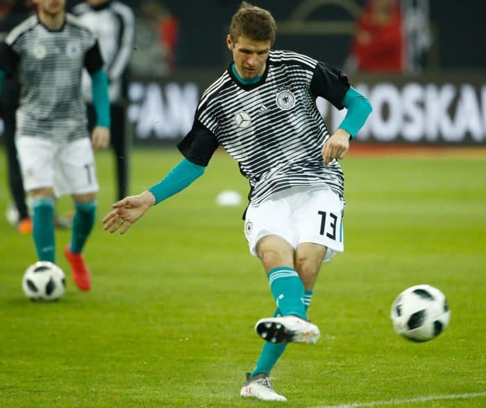 Thomas Müller im neuen Prematch-Trikot vor dem Länderspiel Deutschland gegen Spanien am 23.März 2018, darunter trägt er sein normales grünes Auswärtstrikot von adidas (Foto AFP)