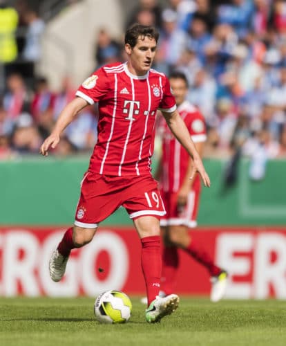 Sebastian Rudy im roten Bayerntrikot im August 2017. / AFP PHOTO / ROBERT MICHAEL