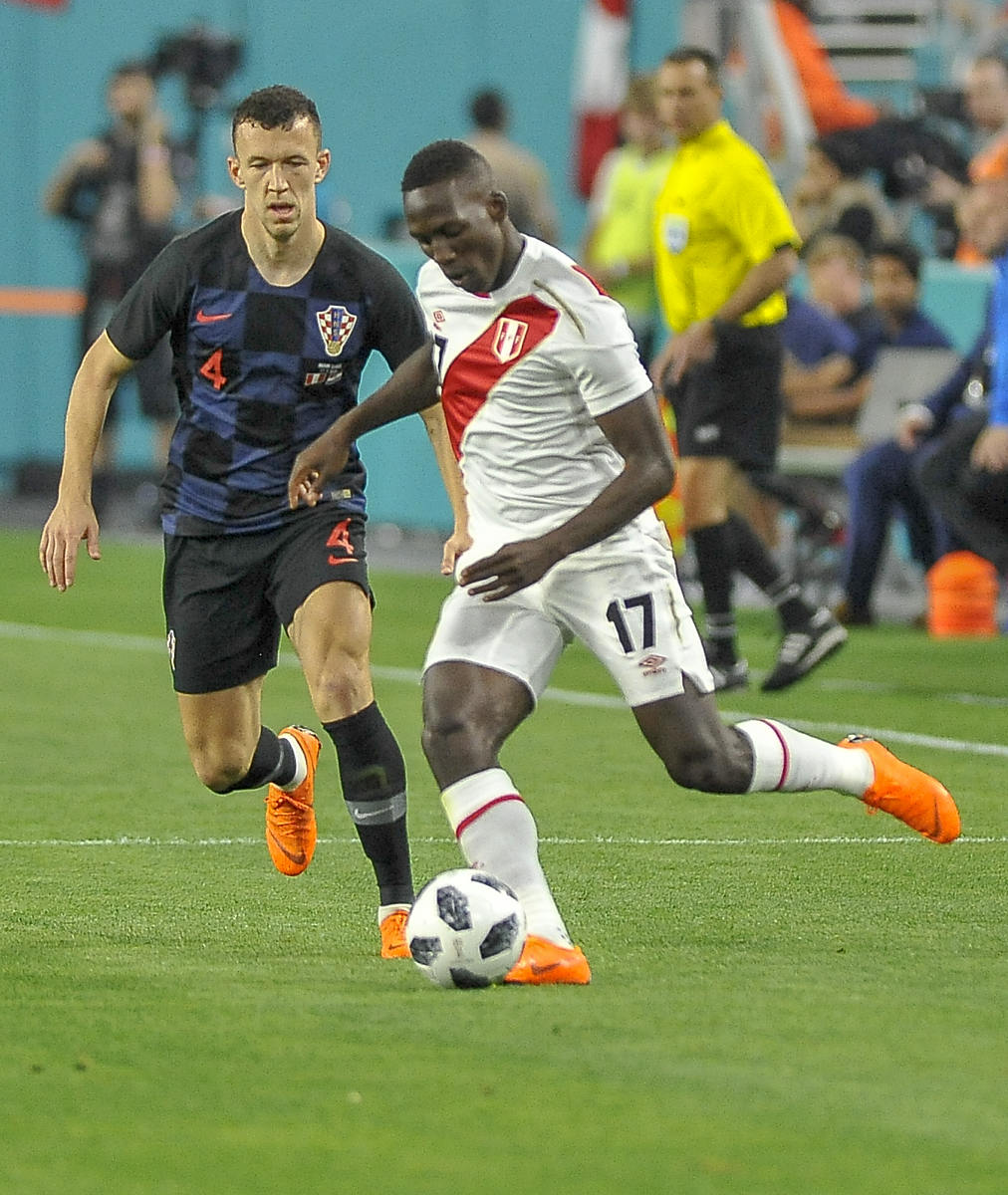 Kroatien im neuen Awaytrikot 2018 beim Testspiel im März 2018 gegen Peru. (Foto AFP)