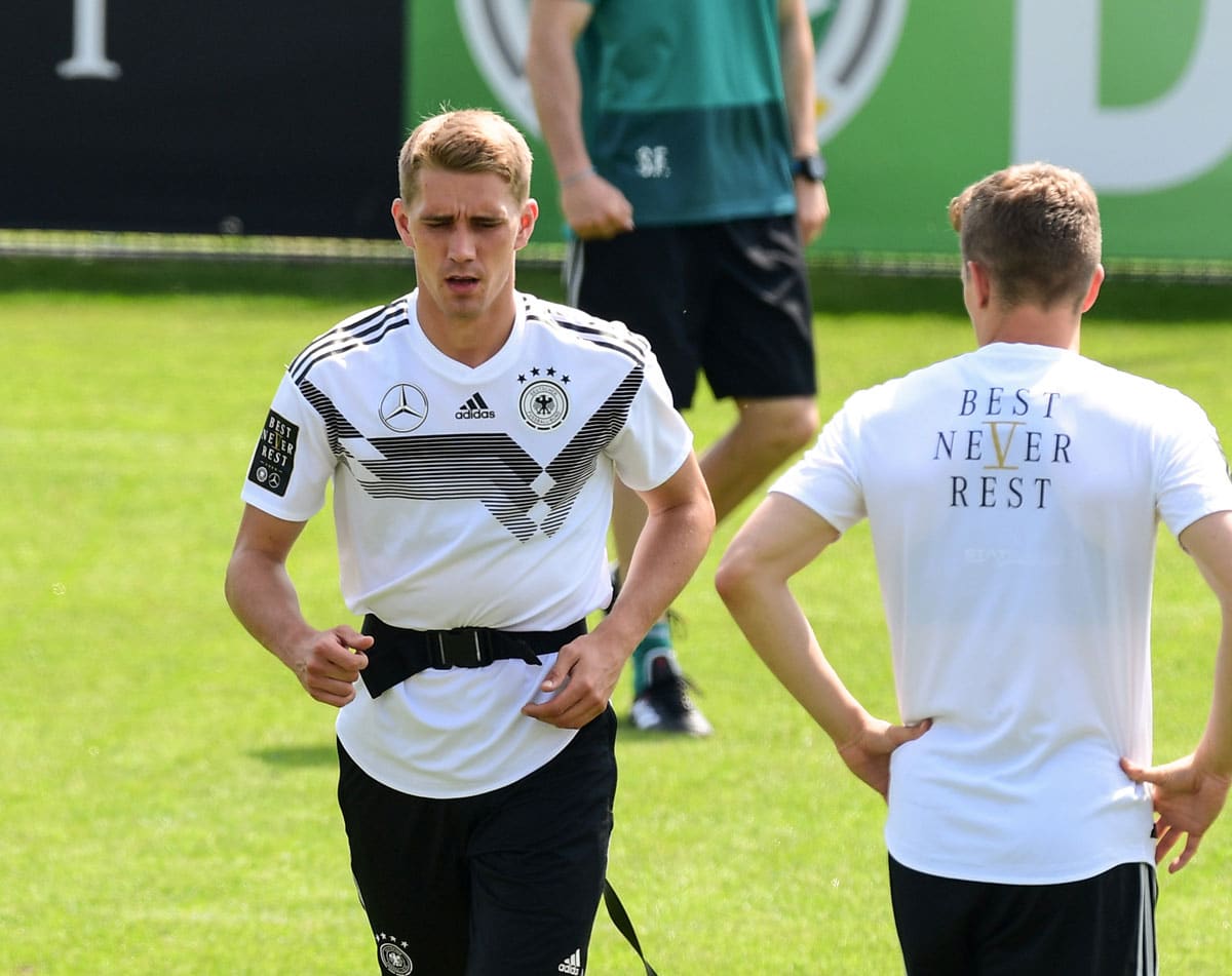 Nils Petersen im DFB Trainings-T-shirt im DFB-Trainingslager in Südtirol 2018 (Foto AFP)