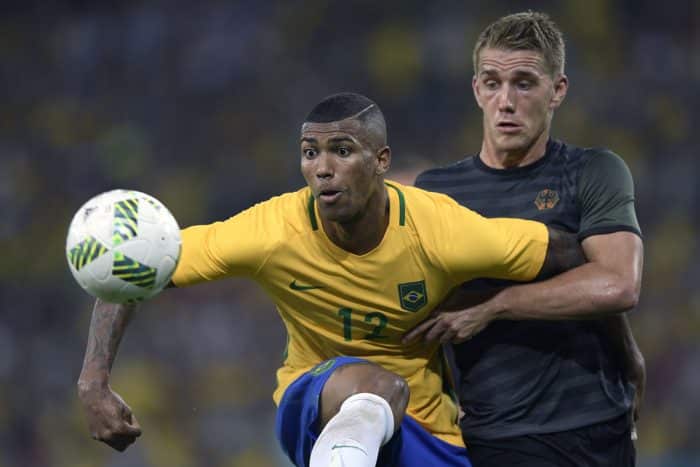 Nils Petersen mit der Rückennummer 18 bei Olympia 2016 – hier im grünen Away-Trikot im Finale gegen Brasilien im Kampf gegen den Brasilianer Walace. (Foto AFP)