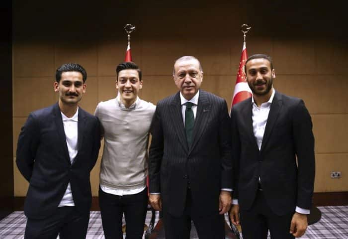 Der türkische Präsident Recep Tayyip Erdogan posiert mit den beiden deutschen Nationalspielern Ilkay Gundogan und Mesut Ozil sowie dem Türken Cenk Tosun (R) in London. / AFP PHOTO / TURKISH PRESIDENTIAL PRESS SERVICE / KAYHAN OZER