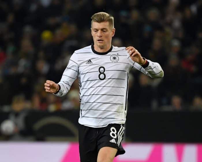 Toni Kroos im neuen Deutschland Trikot 2021 mit der Nummer 8 (Photo by INA FASSBENDER / AFP)