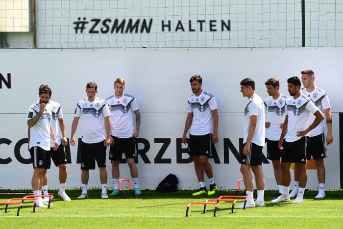 Die deutsche Nationalmannschaft höchst konzentriert im WM-Trainingslager im Rungghof bei Girlan nahe Bozen/Tirol. (Foto AFP)