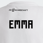 Emma auf dem DFB Baby Trikot