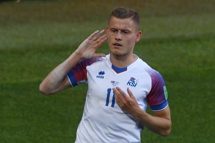 Alfred Finnbogason schießt das 1:0 gegen Argentinien am 16. Juni 2018. / AFP PHOTO / Francisco LEONG