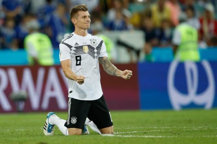 Toni Kroos feiert sein Last Minute Tor gegen Schweden am 23.6.2018 in der WM Gruppe F - Deutschland gewinnt mit 2:1. / AFP PHOTO / Odd ANDERSEN