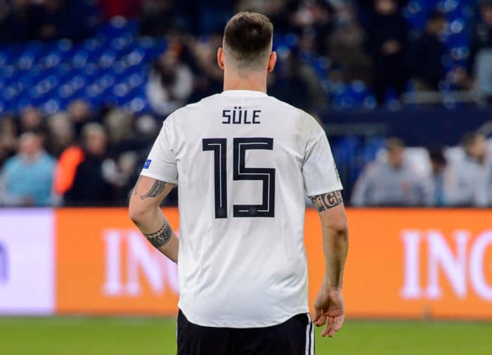 Niklas Süle im DFB Trikot mit der Nummer 15 in der EM-Qualifikation 2020 gegen die Niederlande (Foto Shutterstock)