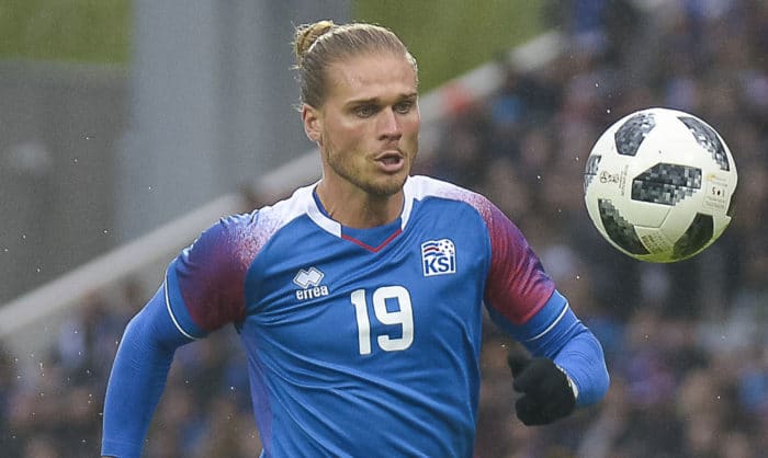 Islands Mittelfeldspieler Rurik Gislason im Island Trikot mit der Rückennummer 19. / AFP PHOTO / Haraldur Gudjonsson