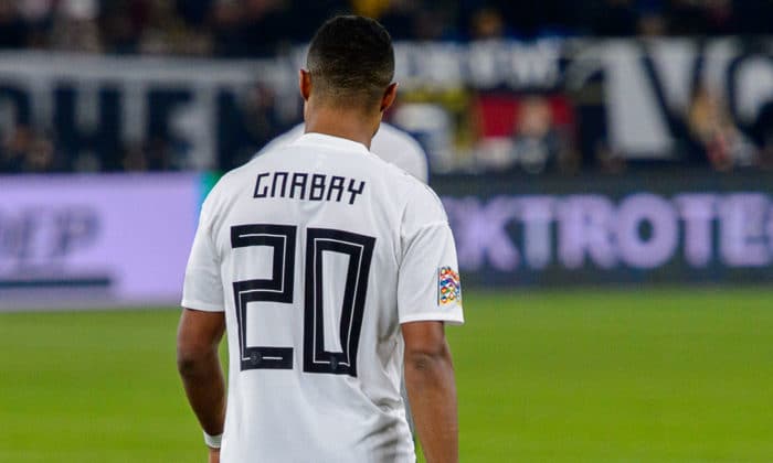 Serge Gnabry mit der DFB Trikot Nummer 20 gegen die Niederlande ijn der EM 2020 Qualifikation. (Foto Shutterstock)